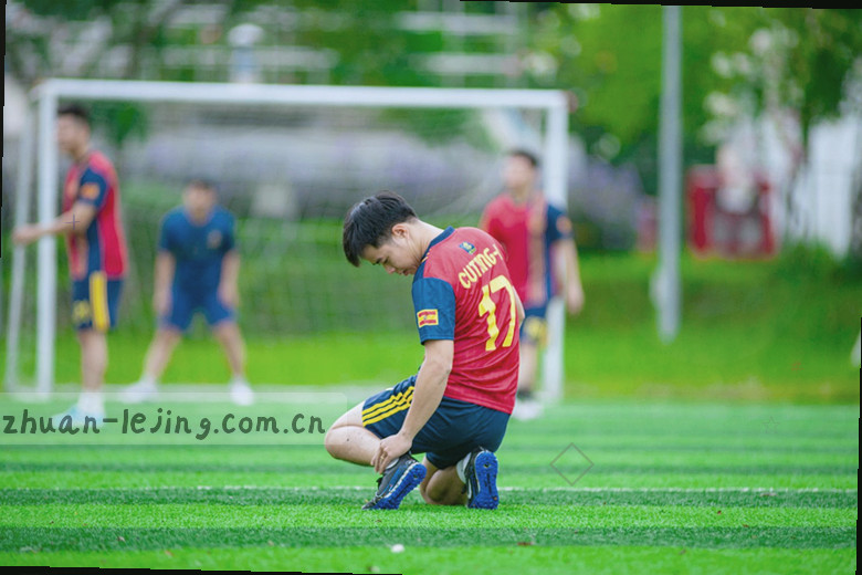 绿茵场上少年飞身冲顶